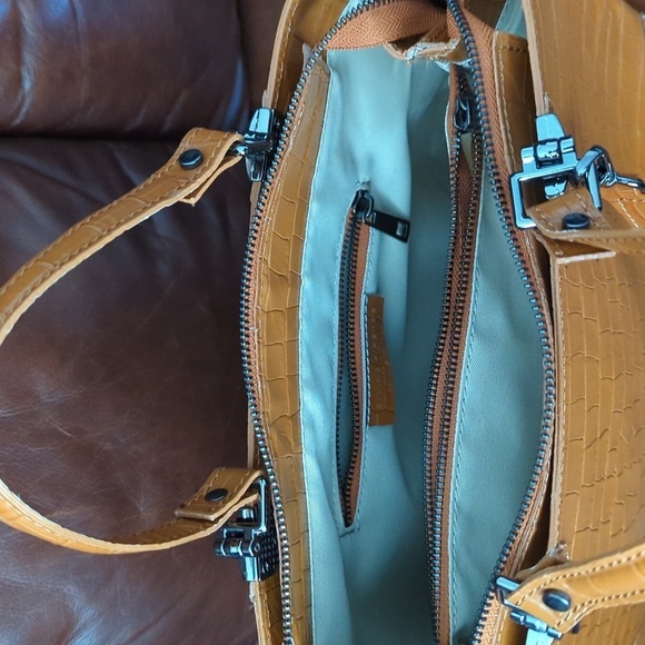 HP. Made in Italy Divina Firenze Embossed Alligator Leather 2-Way Bag - Picture 6 of 14